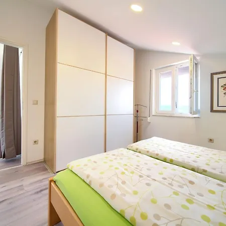 Apartman With Parking Space Njivice, Krk - 20898 *